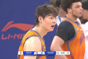王少杰和王哲林连续纠缠 王哲林绊倒王少杰被吹违体！
